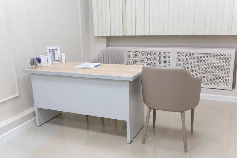 Aydınlık ve profesyonel bir sağlık işletmesi danışma alanı